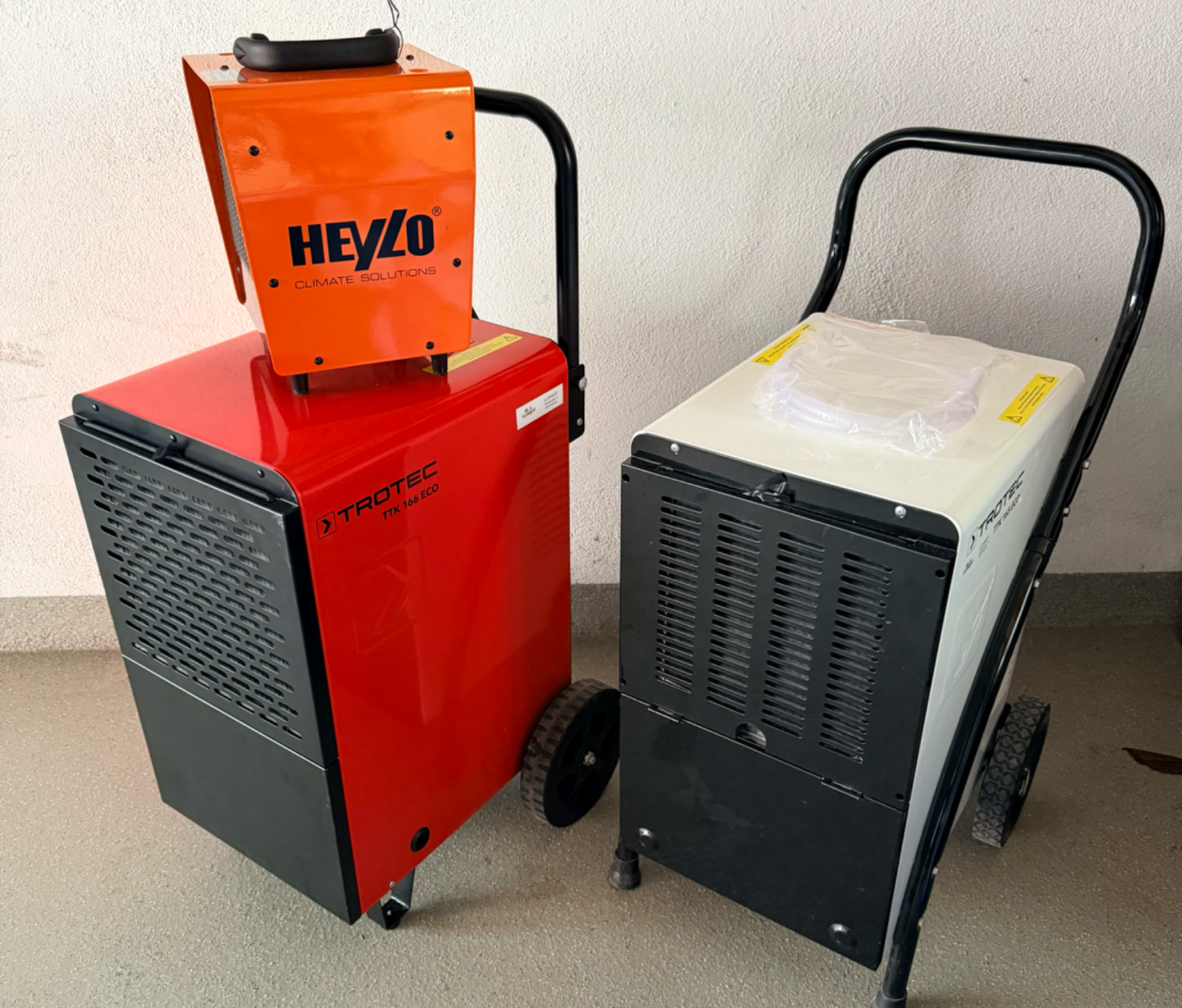 Roter tragbarer Bautrockner mit Rädern.